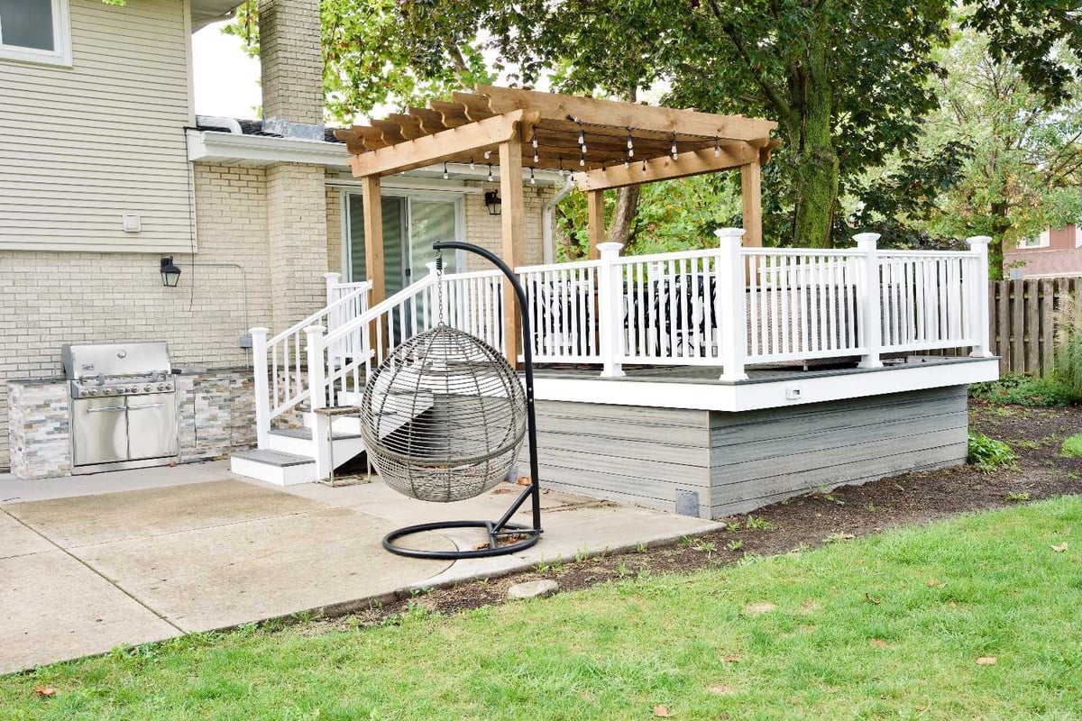 completed outdoor kitchen and pergola project by Skor Construction in Mount Prospect, IL featuring a custom deck and backyard ga-optimized